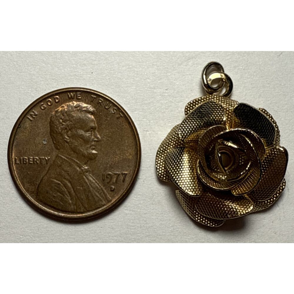 Vintage Gold Tone Rose Charm 1I